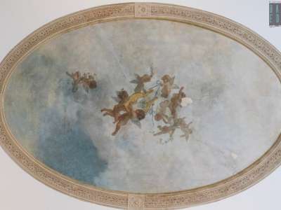 L�ambiente, oggi usato come sala riunioni, mostra sul soffitto un affresco ovale di Armenise con dei puttini che suonano e danzano attorno a una cetra